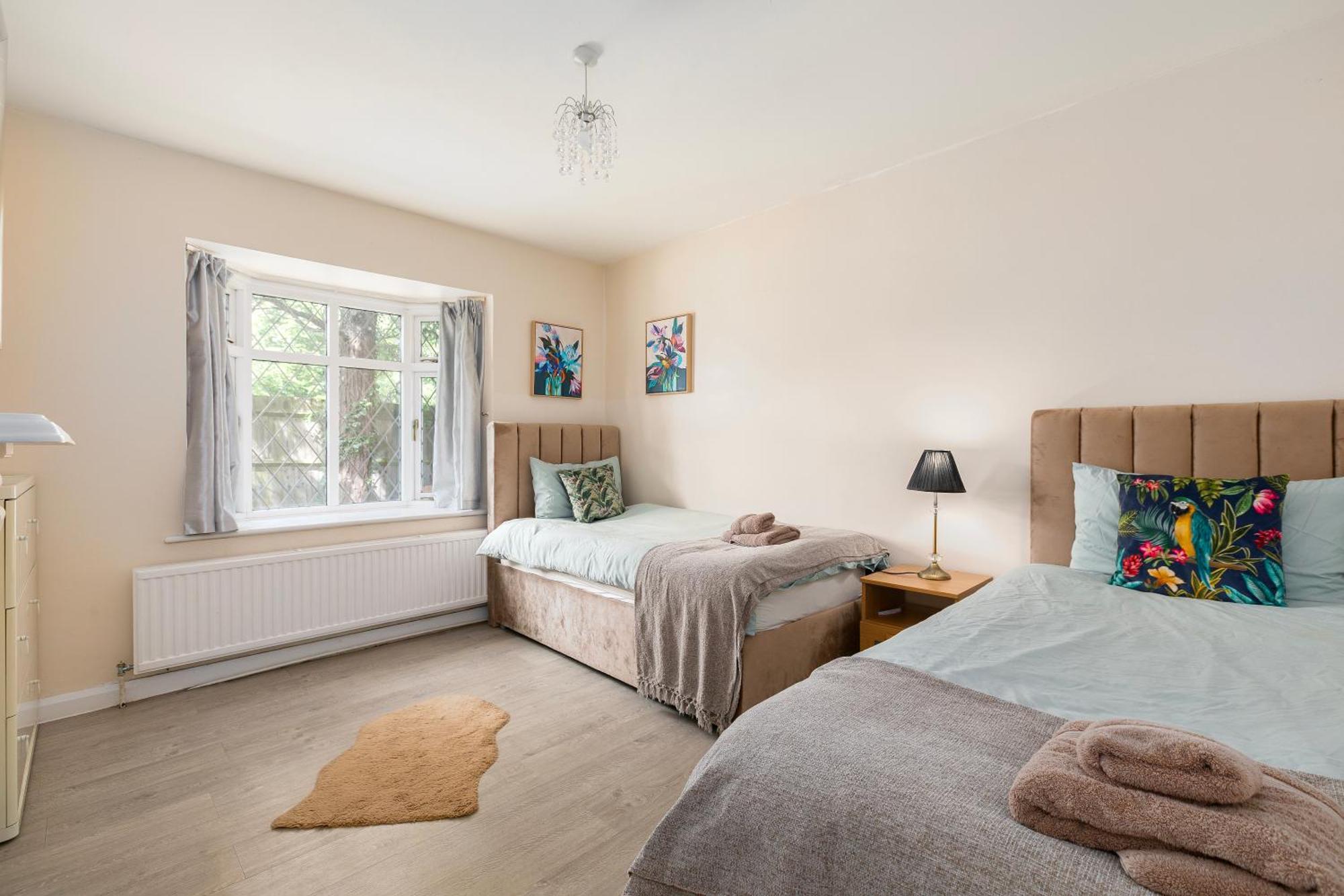 Rural Lodge Stay In Windsor! Hot Tub! Sleeps 20 Bray Eksteriør billede