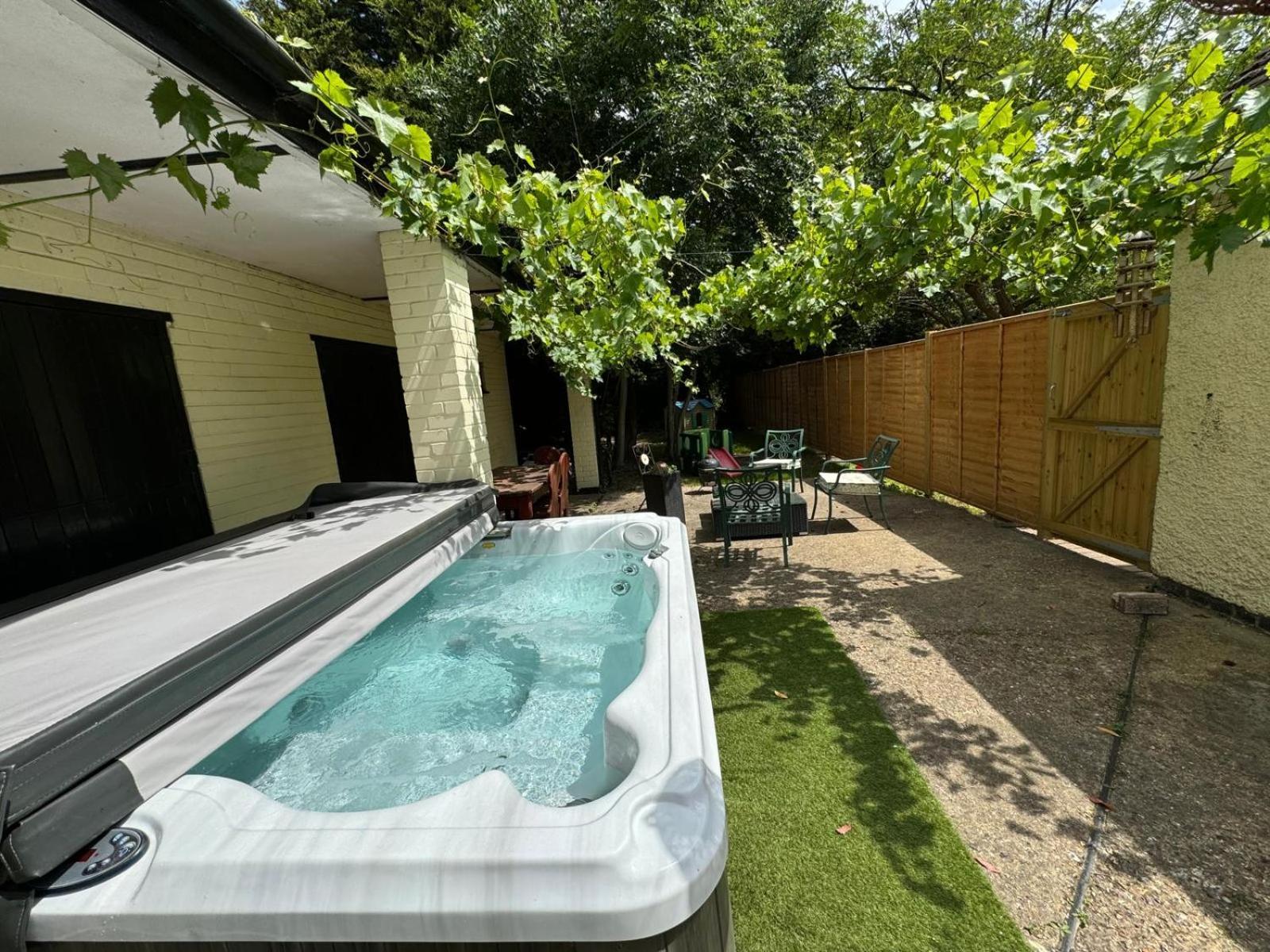 Rural Lodge Stay In Windsor! Hot Tub! Sleeps 20 Bray Eksteriør billede