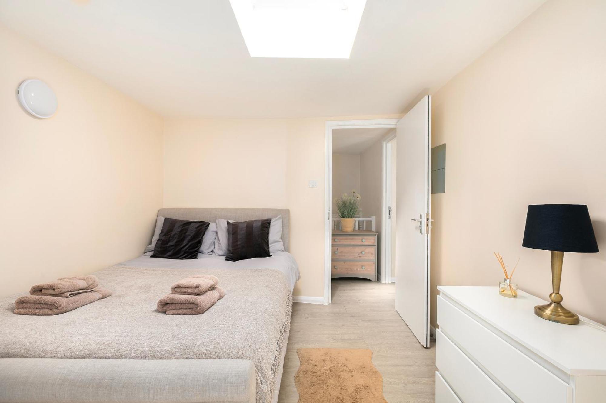 Rural Lodge Stay In Windsor! Hot Tub! Sleeps 20 Bray Eksteriør billede