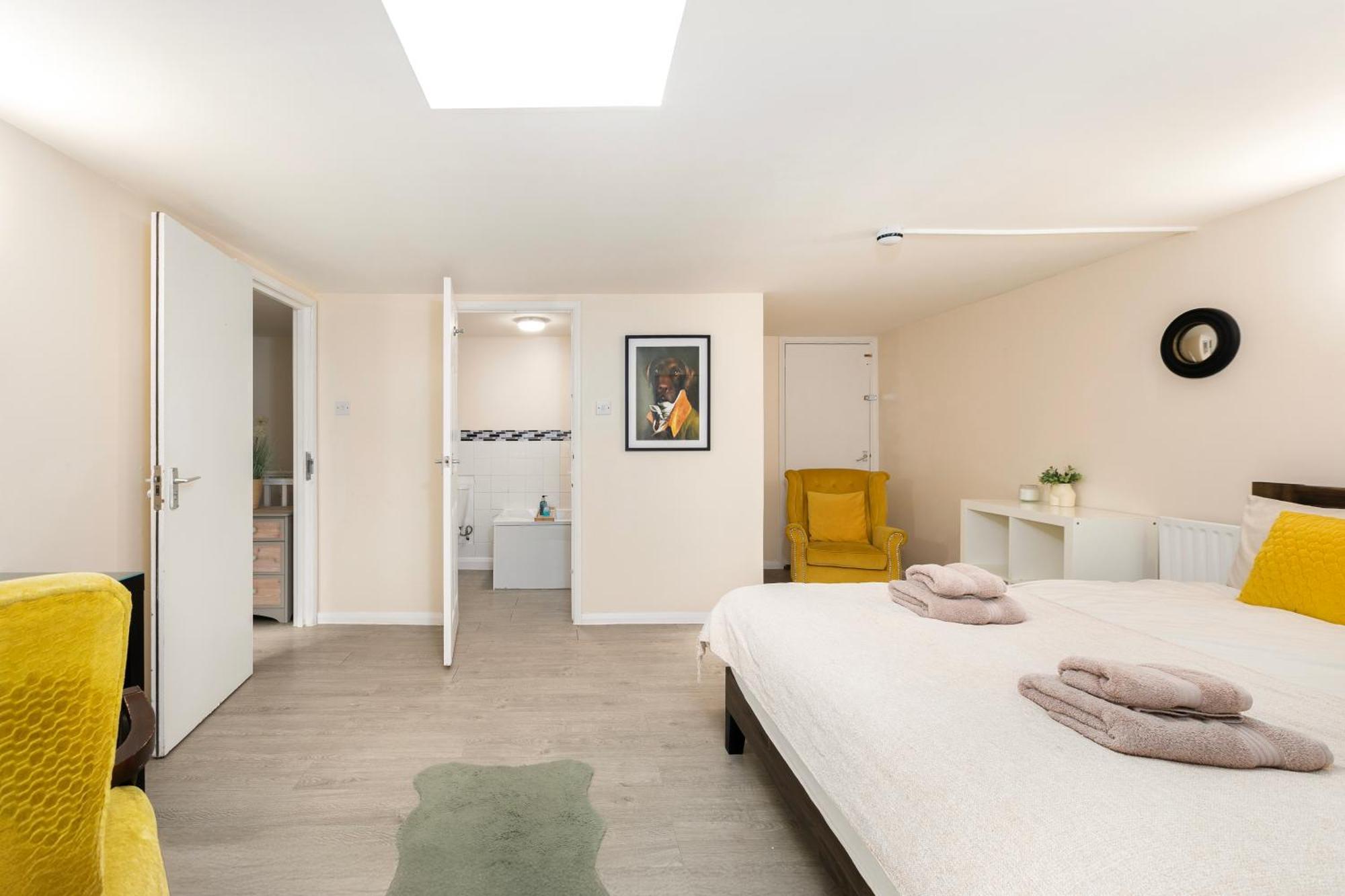 Rural Lodge Stay In Windsor! Hot Tub! Sleeps 20 Bray Eksteriør billede