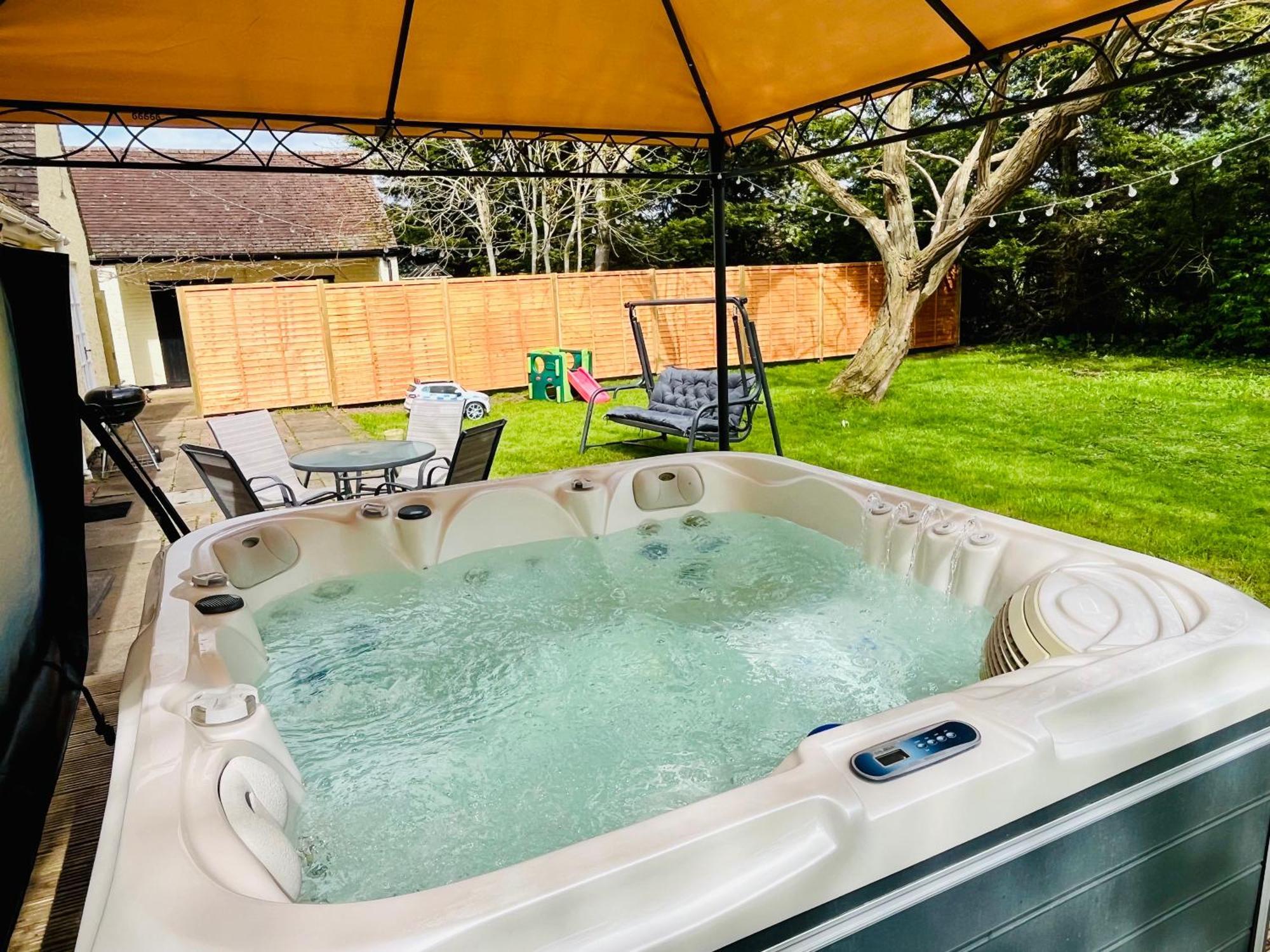 Rural Lodge Stay In Windsor! Hot Tub! Sleeps 20 Bray Eksteriør billede