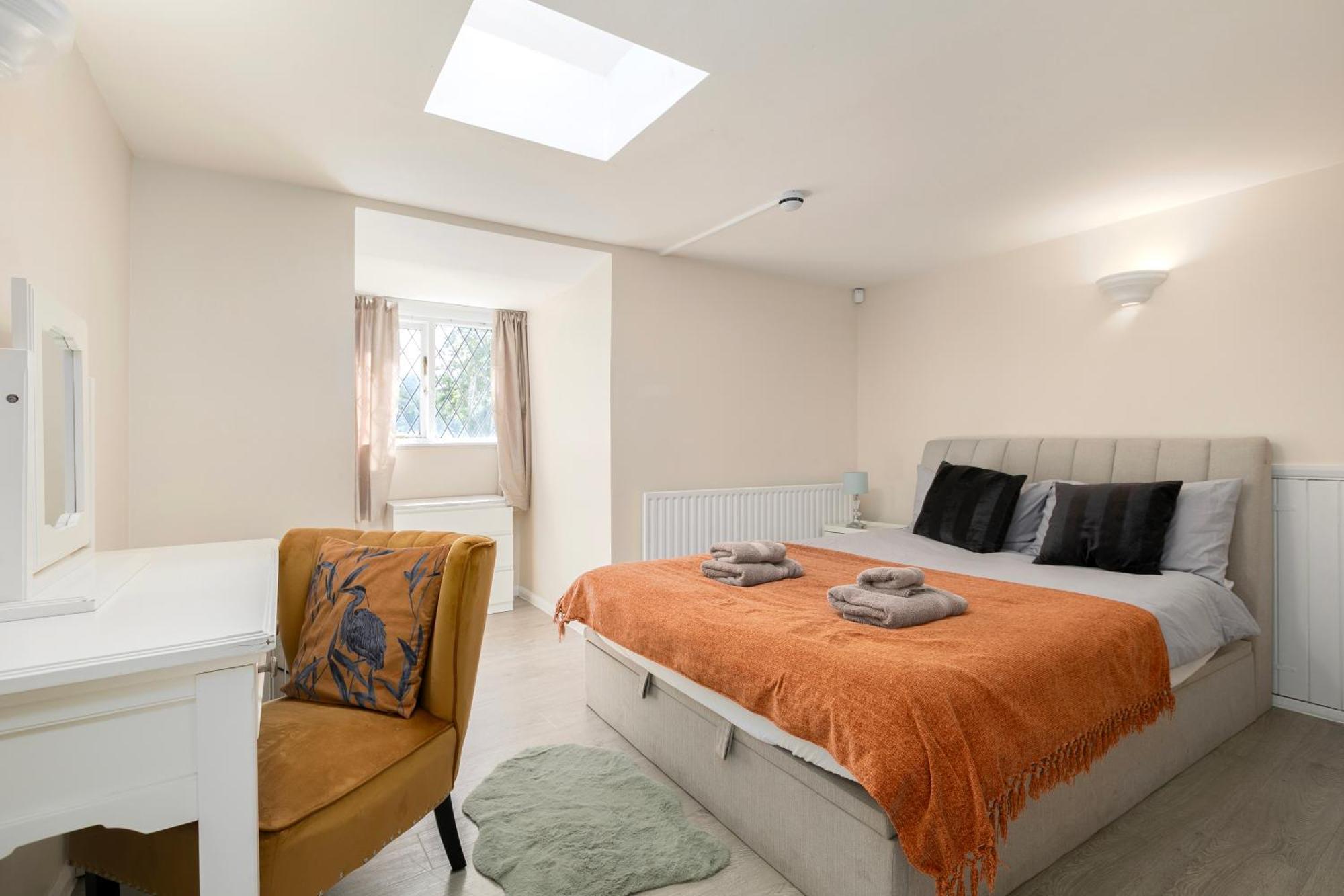 Rural Lodge Stay In Windsor! Hot Tub! Sleeps 20 Bray Eksteriør billede