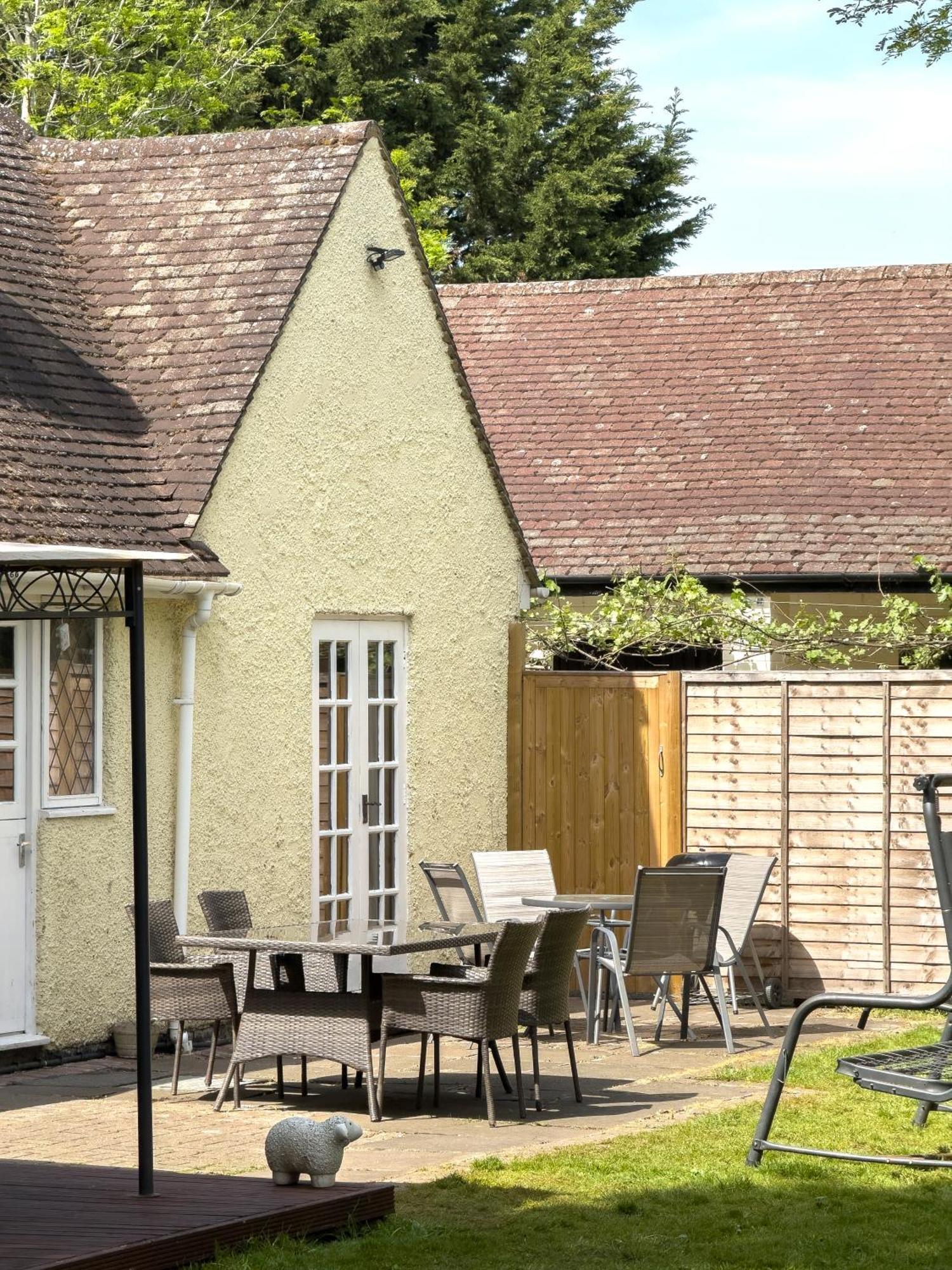 Rural Lodge Stay In Windsor! Hot Tub! Sleeps 20 Bray Eksteriør billede