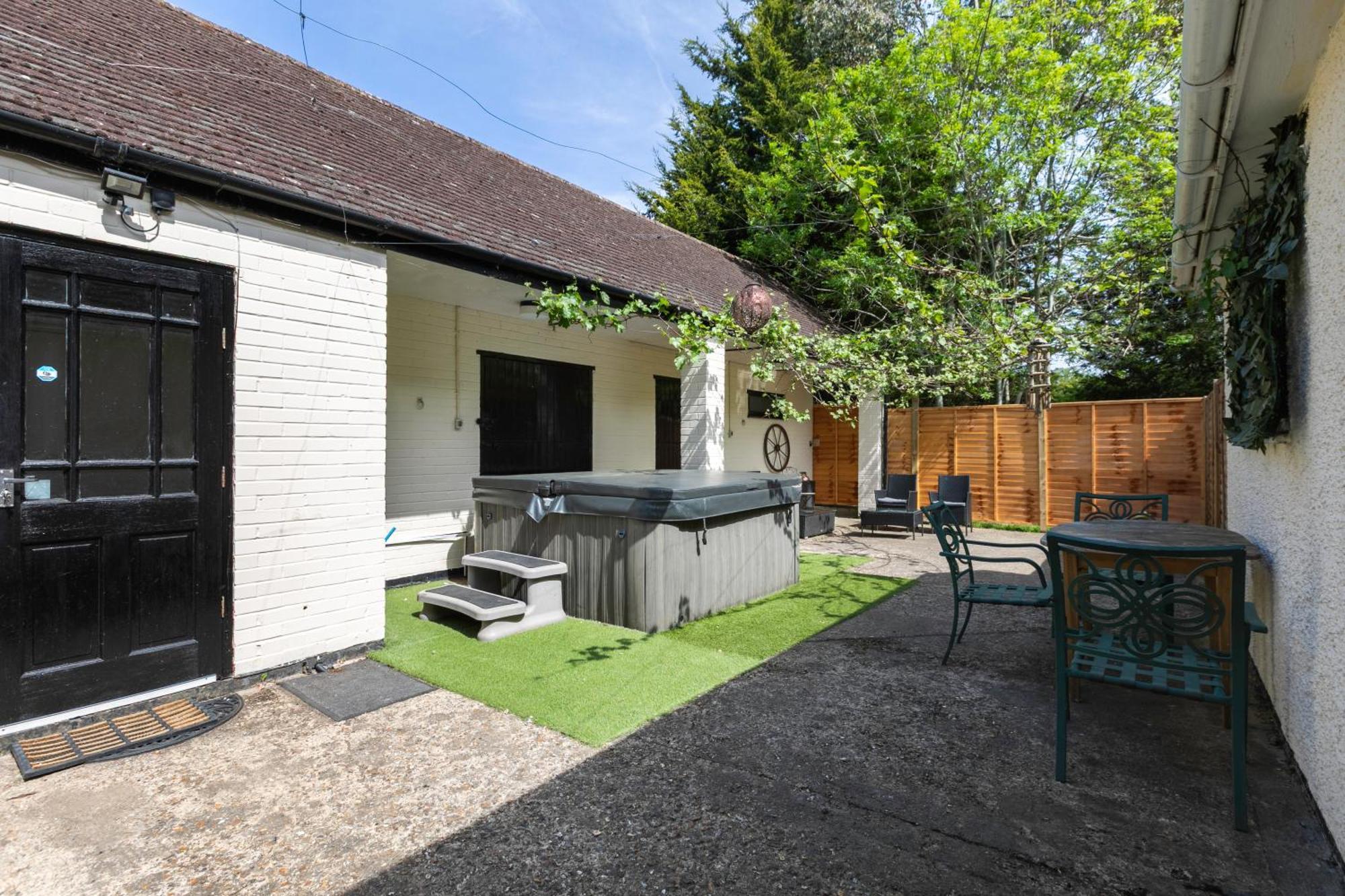 Rural Lodge Stay In Windsor! Hot Tub! Sleeps 20 Bray Eksteriør billede