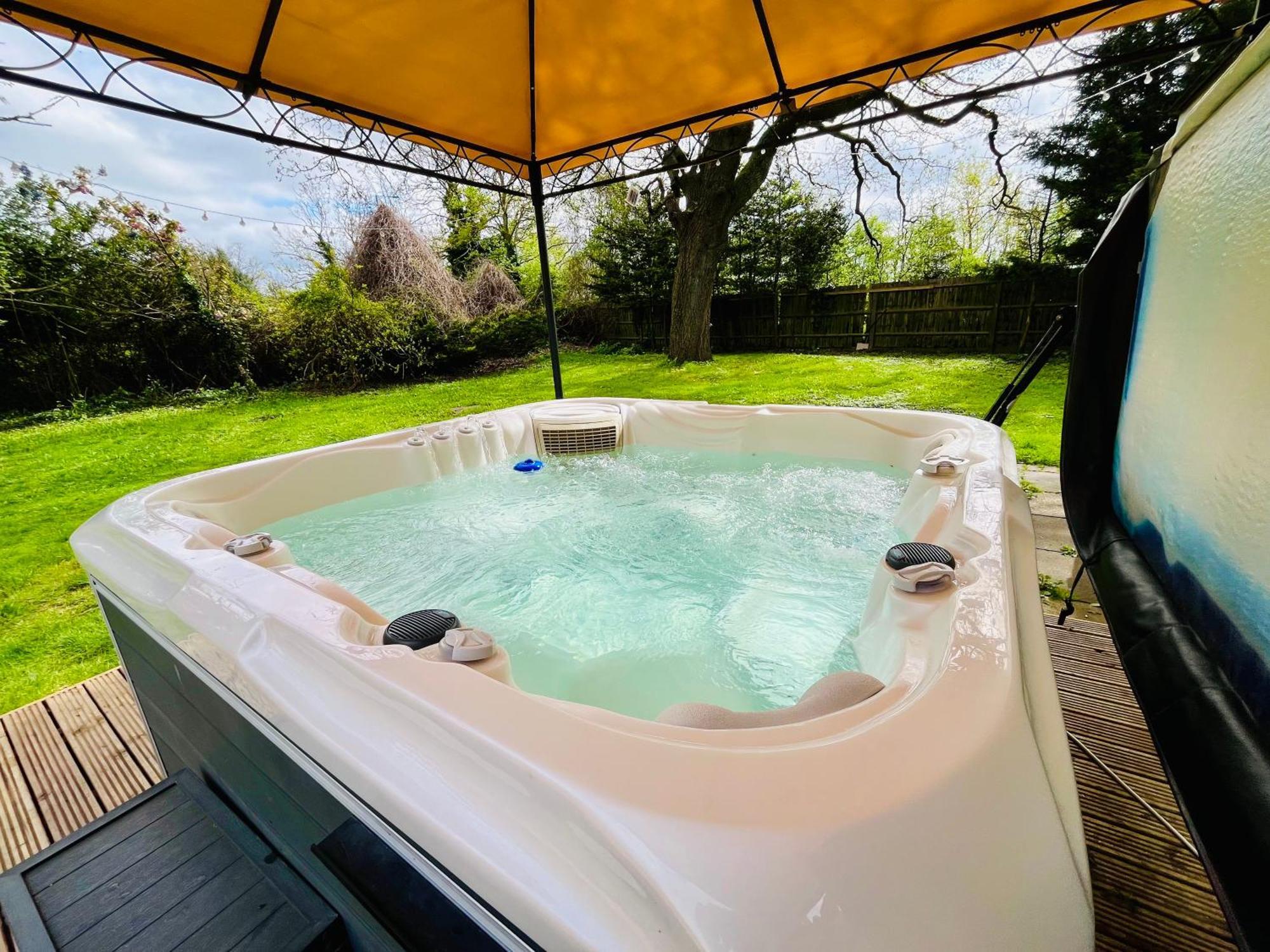 Rural Lodge Stay In Windsor! Hot Tub! Sleeps 20 Bray Eksteriør billede