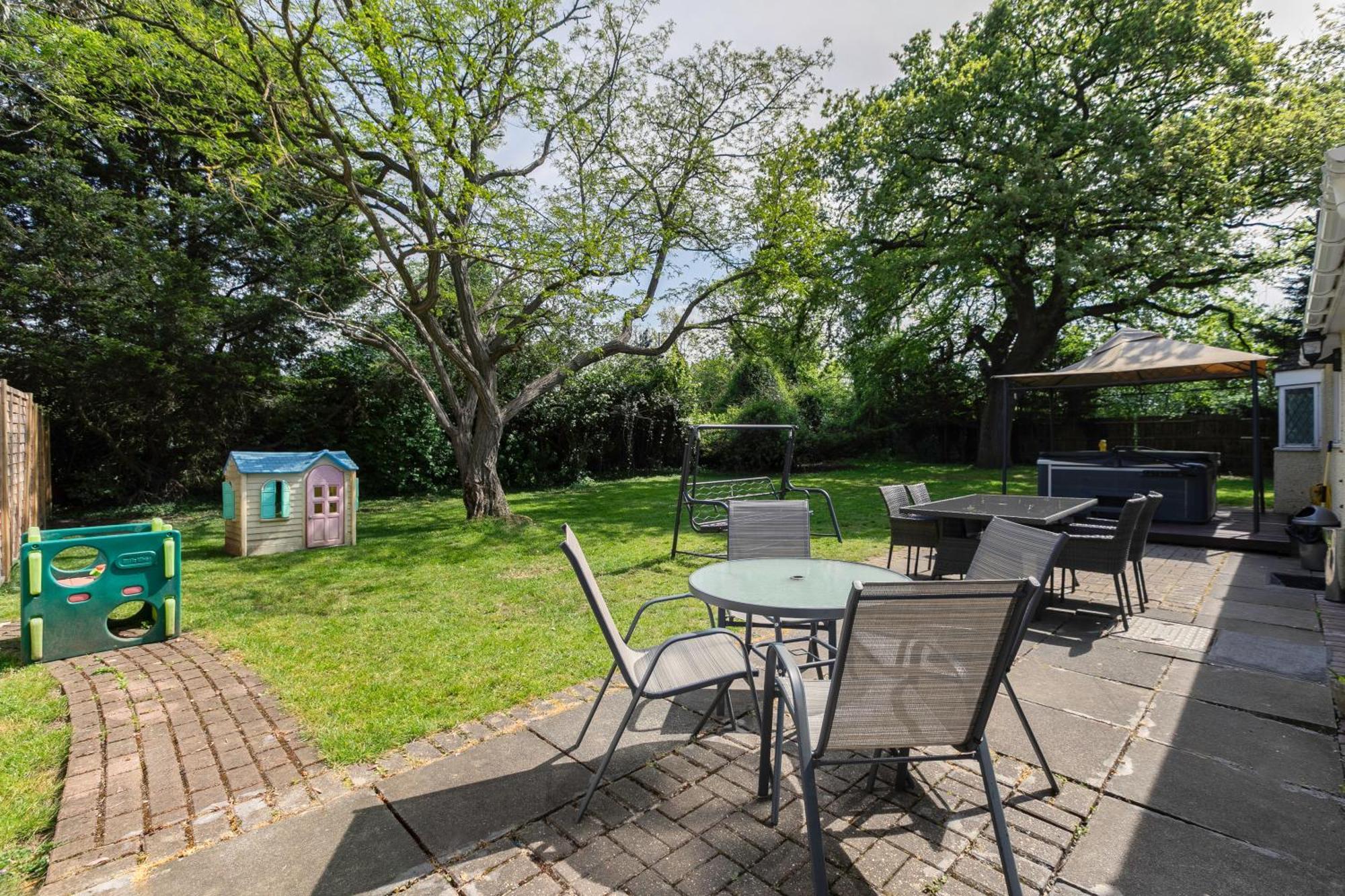 Rural Lodge Stay In Windsor! Hot Tub! Sleeps 20 Bray Eksteriør billede
