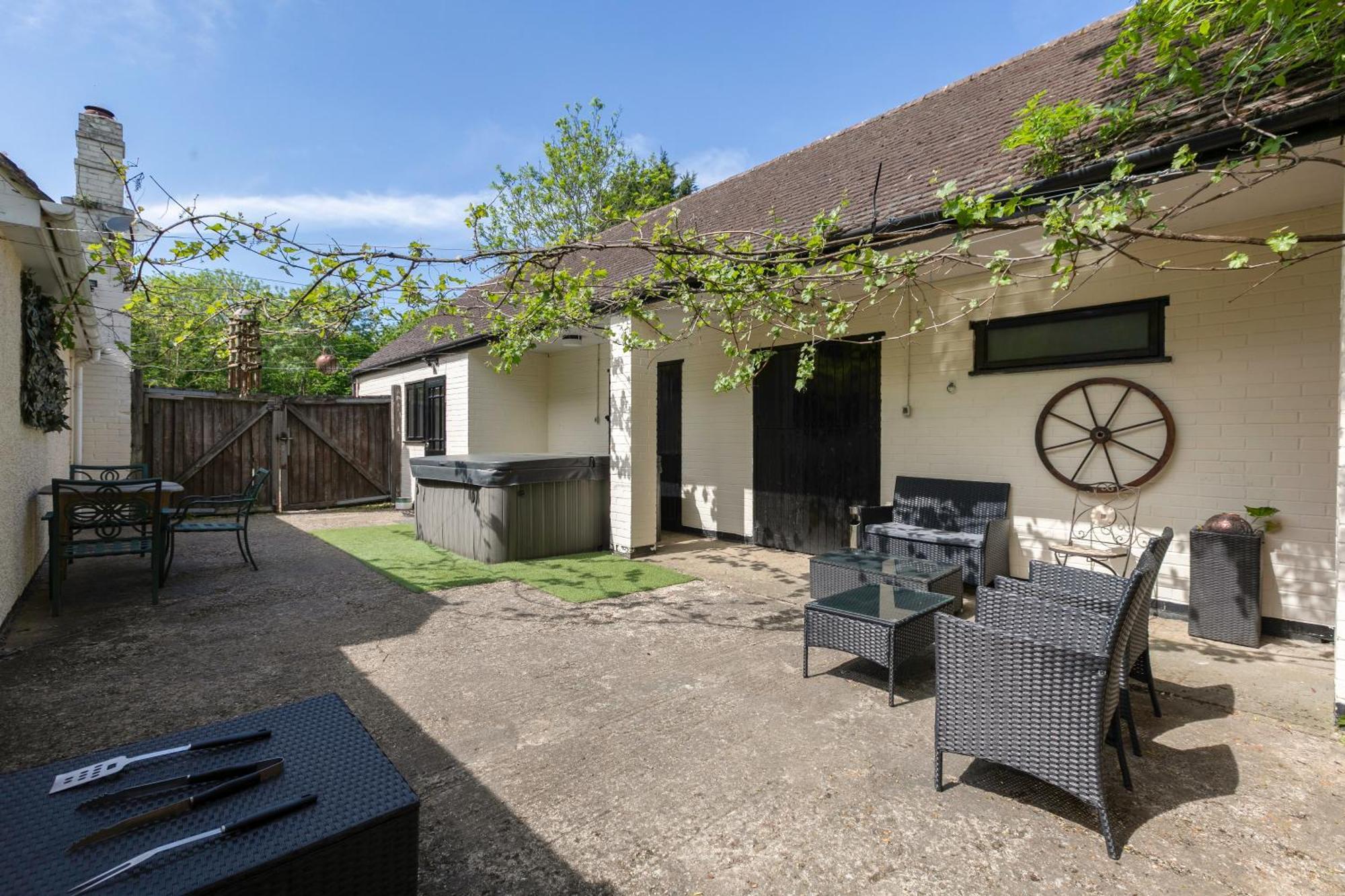 Rural Lodge Stay In Windsor! Hot Tub! Sleeps 20 Bray Eksteriør billede