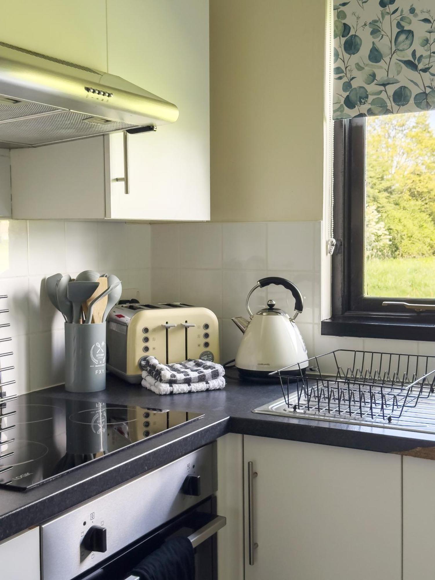 Rural Lodge Stay In Windsor! Hot Tub! Sleeps 20 Bray Eksteriør billede