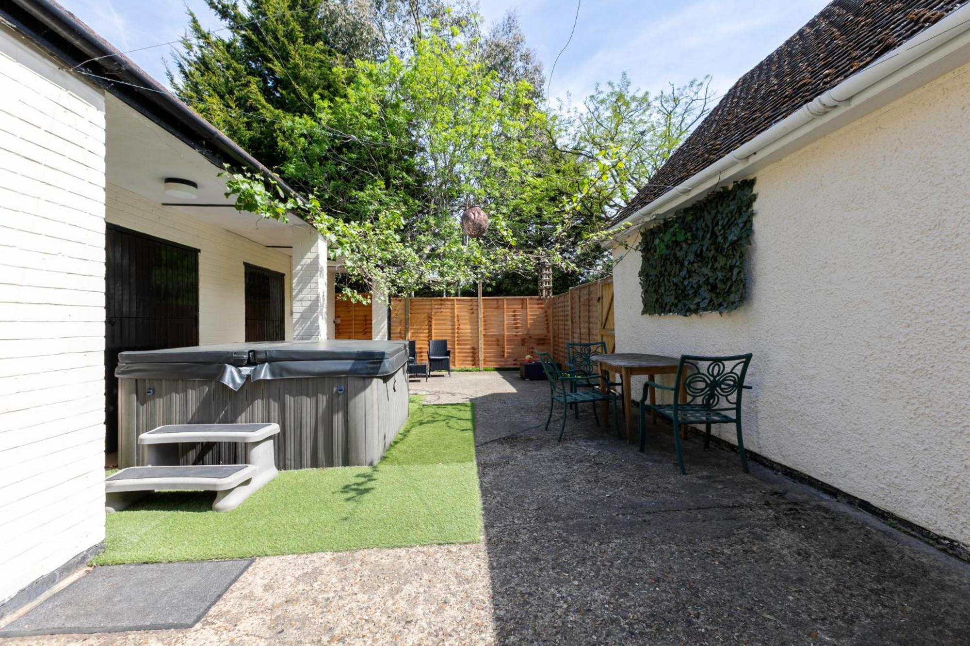Rural Lodge Stay In Windsor! Hot Tub! Sleeps 20 Bray Eksteriør billede