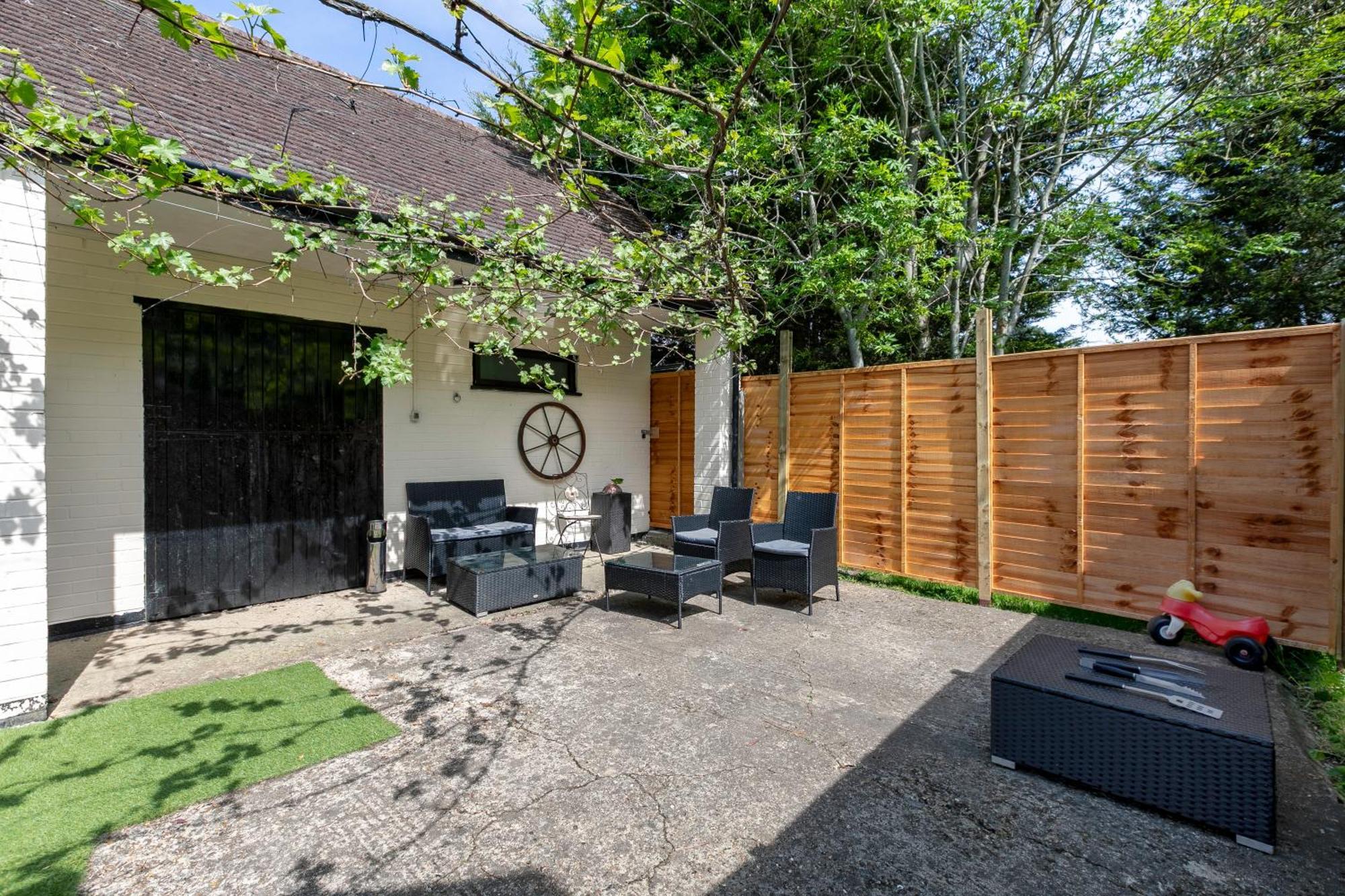 Rural Lodge Stay In Windsor! Hot Tub! Sleeps 20 Bray Eksteriør billede